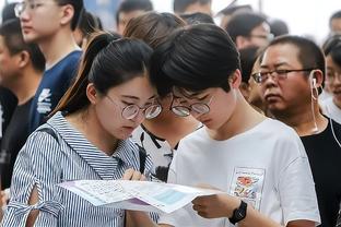 这是出什么问题了？梅西颁奖时站在最后排，被层层挡住几乎不露脸